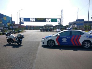 Saksi: Benda Mirip Bom Dilempar dari Mobil Warna Putih