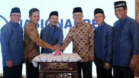 Hadir dalam cara tersebut Direktur Operasi Erlan Risdiyanto, Direktur Pengawas Asuransi Otoritas Jasa Keuangan (OJK) Ahmad Nasrullah, Direktur Utama Nasional Re Edhie Mulyono, Deputi Komisioner Pengawas Industri Keuangan Non Bank (IKNB) OJK Muhammad Ichsanudin, Direktur Teknik Fitris Dinarwan, dan Direktur Keuangan Rusdianto melakukan pemencetan tombol saat peluncuran logo baru tersebut. Foto: dok. NasionalRe