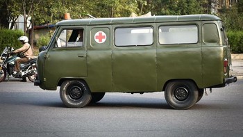 Potret mobil ambulans tua yang diplot untuk keperluan militer. (Foto: Instagram/dprk360)