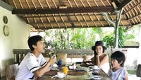 Liburan keluarga ke Bali, Melissa dan keluarga pose dulu sambil menikmati menu sarapannya. Kok yang bergaya cuma Melissa aja nih. Foto: instagram @melissa_karim