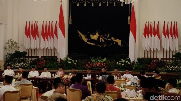 Jokowi Undang Menteri hingga Pimpinan Lembaga Buka Puasa di Istana