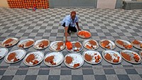 Tradisi buka puasa bersama juga dilakukan di sebuah masjid di Kolkata, India. Tampak seorang pria sedang mempersiapkan makanan untuk berbuka puasa. Rupak De Chowduri/Reuters.