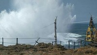 Pantai ini dikelola oleh warga setempat, di mana fasilitas dan spot-spot yang kini ada dibangun dari swadaya masyarakat. Tinggal kembali ke traveler apakah ingin menggunakan fasilitas tersebut atau tidak, tak ada paksaan. Dan memang belum banyak campur tangan pemerintah dalam mengatur wisata di sini (arry2511/Instagram)