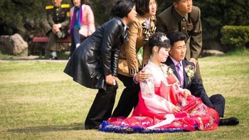 Pasangan yang tengah melakukan sesi foto pra-nikah. (Foto: Instagram/dprk360)