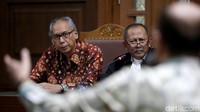 Dokter yang berpraktek di RS Mayapada tersebut memberi keterangan sebagai ahli meringankan (a de charge) untuk Bimanesh.