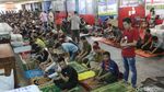 Suasana Salat Jumat di Lorong Pasar Tanah Abang