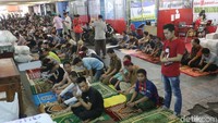 Area masjid yang kecil tidak mampu menampung para jemaah yang salat jumat.
