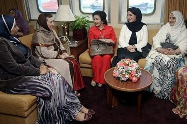 Koleksi Hermes Rosmah Mansur diduga mencapai ratusan menyaingi Ratu Hermes dari Singapura, Jamie Chua. Tas Hermes Birkin berwarna cokelat yang dipangkunya di foto ini salah satunya. Tas tersebut juga harganya mencapai ratusan juta. Foto: Bernama Malaysia, Istimewa