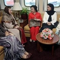 Koleksi Hermes Rosmah Mansur diduga mencapai ratusan menyaingi Ratu Hermes dari Singapura, Jamie Chua. Tas Hermes Birkin berwarna cokelat yang dipangkunya di foto ini salah satunya. Tas tersebut juga harganya mencapai ratusan juta. Foto: Bernama Malaysia, Istimewa