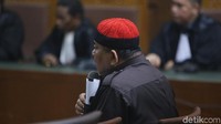 Abun terbukti melanggar Pasal 5 ayat 1 huruf b Undang-Undang Nomor 31 Tahun 1999 sebagaimana diubah dalam UU Nomor 20 Tahun 2001 tentang Pemberantasan Tindak Pidana Korupsi jo Pasal 64 ayat 1 KUHP.