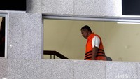 Mustofa diduga menerima suap sebesar Rp 2,7 miliar.