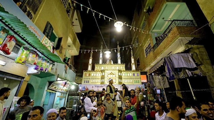 Bulan suci Ramadan kembali datang. Warga muslim dunia menyambut bulan Ramadan dengan suka cita dan berlomba-lomba menabung pahala di bulan suci ini.