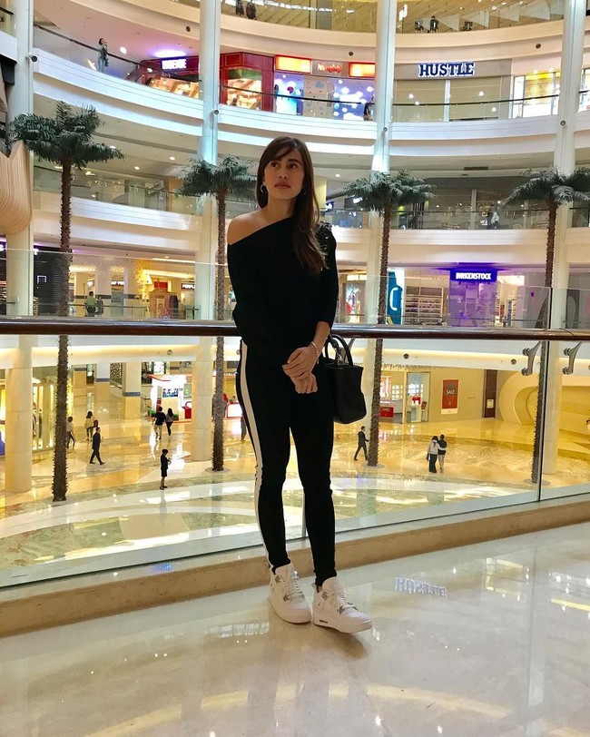 Wanita berambut lurus ini juga kerap kali mengunggah berbagai aktivitasnya di Instagram mulai dari olahraga hingga potret kesehariannya bersama teman-teman. Foto: Instagram @manuputtybellaetrix