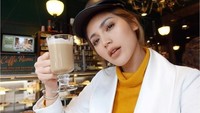 Mamah muda berusia 30 tahun ini adalah pecinta kopi. Ia memilih untuk menikmati es coffee latte. Foto: Instagram @inijedar