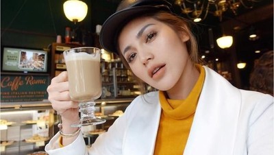 Lihat Nih Gaya 10 Artis Cantik Kalau Sedang Minum Kopi!