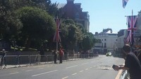 Jalan tersebut terdiri dari dua ruas dengan jalur pejalan kaki di kiri dan kanannya. Pagar pembatas sudah dipasang untuk nantinya menjadi batas untuk warga yang akan menyaksikan royal wedding.  (Foto: Indah Mutiara Kami/detikcom)