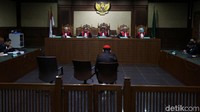 Hery Susanto Gun alias Abun mendengarkan vonis yang dibacakan hakim.
