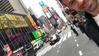 Kawasan Times Square di New York juga pernah didatanginya. Selfie dulu! (Instagram/alessandrodelpiero)