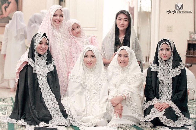 Geng girls squad pernah berfoto usai salat berjamaah. Mereka mengenakan mukena yang terlihat mewah dengan bahan satin silk dan aksen renda. Putri kecil Nia Ramadhani terlihat memakai mukena yang sama. Foto: Instagram Nia Ramadhani