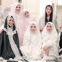 Geng girls squad pernah berfoto usai salat berjamaah. Mereka mengenakan mukena yang terlihat mewah dengan bahan satin silk dan aksen renda. Putri kecil Nia Ramadhani terlihat memakai mukena yang sama. Foto: Instagram Nia Ramadhani