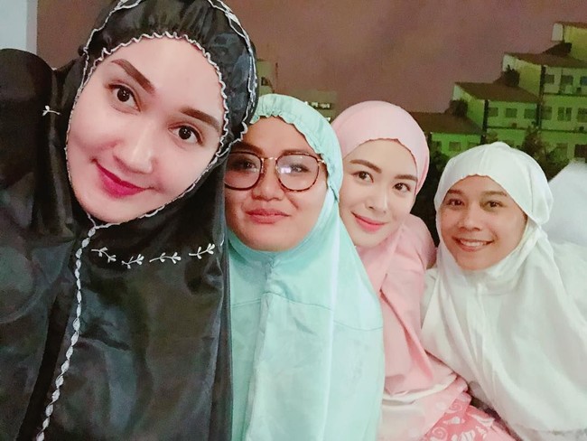 Dian Pelangi dan Ayana Moon melakukan salat terawih bersama di hari pertama Ramadan tahun ini. Mereka kompak memakai mukena karya Dian Pelangi, sang desainer sendiri. Mukena berbahan katun rayon yang lembut dipadukan dengan motif tie dye jadi andalan Dian Pelangi. Foto: Instagram Dian Pelangi