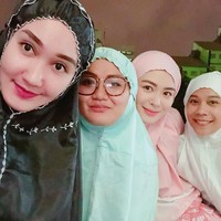 Dian Pelangi dan Ayana Moon melakukan salat terawih bersama di hari pertama Ramadan tahun ini. Mereka kompak memakai mukena karya Dian Pelangi, sang desainer sendiri. Mukena berbahan katun rayon yang lembut dipadukan dengan motif tie dye jadi andalan Dian Pelangi. Foto: Instagram Dian Pelangi