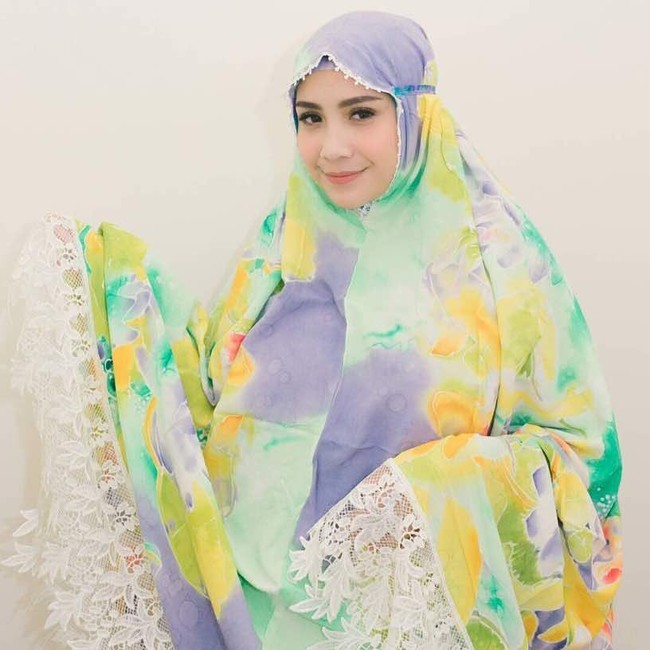Nagita Slavina juga punya bisnis mukena. Mukena besutannya terhitung simple tapi tetap cantik. Ia banyak bermain dengan motif printing bernuansa cerah. Foto: Instagram Mukena Nagita Slavina