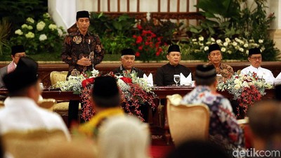 Jokowi Buka Puasa Bersama Menteri dan Pimpinan Lembaga