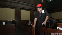 Abun memasuki ruang sidang.