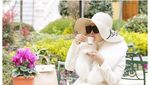 Lihat Nih Gaya 10 Artis Cantik Kalau Sedang Minum Kopi!