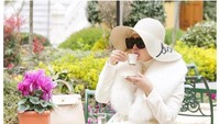 Sedang berada di Istanbul, Turki Syahrini tak melewatkan untuk mencicip secangkir kopi tradisional Turki. Makin enak disandingkan dengan kue manis. Foto: Instagram @princessyahrini