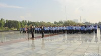 Prosesi tabur bunga dimulai sekitar pukul 07.30 WIB, Jumat (18/5/2018). Acara diawali dengan upacara penghormatan yang dipimpin oleh Menkominfo Rudiantara.