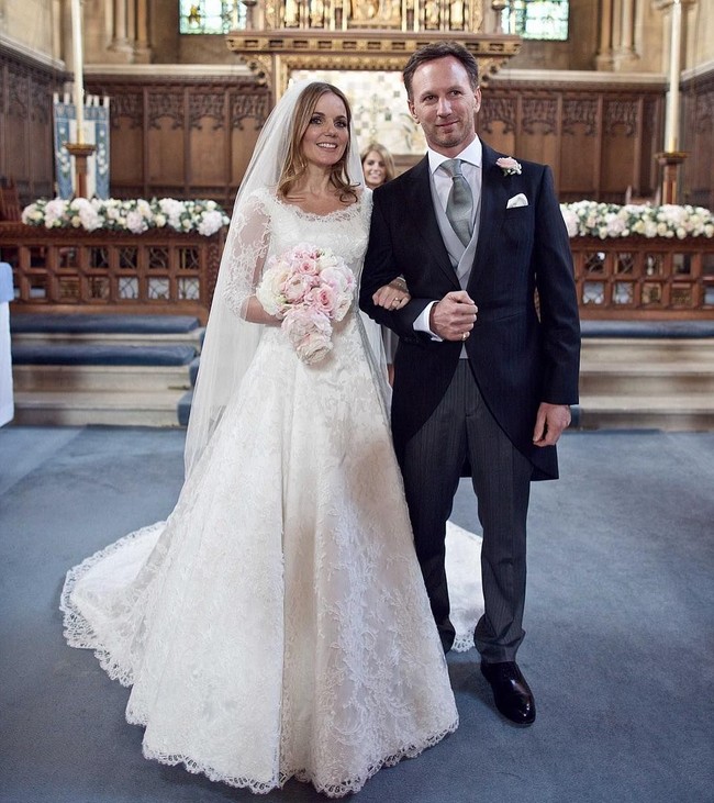 Geri Halliwell yang menikahi eksekutif F1, Christian Horner pada 2015, berada di nomor buncit. Ia mengenakan gaun lace klasik rancangan Phillipa Lepley. Gaun full lace itu memberi kesan romantis dan dramatis, sekaligus elegan. Foto: Instagram/@therealgerihalliwell