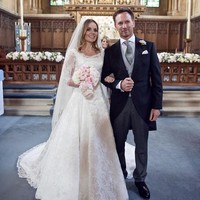 Geri Halliwell yang menikahi eksekutif F1, Christian Horner pada 2015, berada di nomor buncit. Ia mengenakan gaun lace klasik rancangan Phillipa Lepley. Gaun full lace itu memberi kesan romantis dan dramatis, sekaligus elegan. Foto: Instagram/@therealgerihalliwell