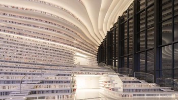 Kami membuka gedung dengan menciptakan ruang publik yang indah di dalam; ruang tamu urban baru adalah pusatnya, kata Winy Maas, co-founder MVRDV. Foto: Dezeen