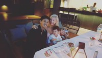 Duh, hot daddy banget ya. Di usianya ke 29 tahun Irfan Bakchdim punya dua anak. Ia sering makan bersama anaknya. Begini keseruan keluarga kecilnya saat makan bersama.Foto: Instagram @ibachdim