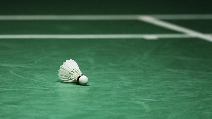 Shuttlecock logo bulutangkis BIRMINGHAM, ENGLAND - MARCH 10: A shuttlecock is seen on the court in between games during Day 6 of the Yonex All England Badminton Open at NIA Arena on March 10, 2013 in Birmingham, England. (Photo by Ben Hoskins/Getty Images)