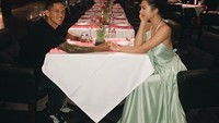 So sweet! Candle light dinner bareng istri tercinta. Begini Irfan kalau lagi ngedate bareng Jennifer. Walau Jennifer mengenakan dress, pesepakbola Indonesia itu masih berpakaian santai dengan sepatu sportnya.Foto: Instagram @ibachdim
