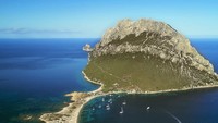 Berada di sisi Selatan Pulau Sardinia di Italia, terdapat Pulau Tavolara yang unik nan eksotis. Pulau tersebut sekaligus merupakan kerajaan terkecil di dunia! (da82ni/Instagram)