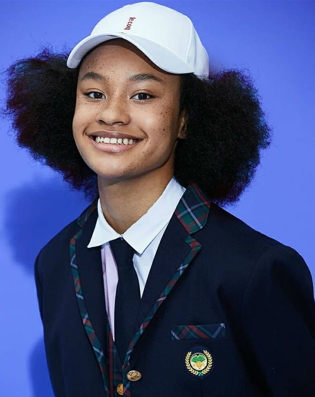 Kepada Allure, Yu-jin pernah mengaku bahwa ada masa-masa dia tidak percaya diri dengan kompleksi kulit dan rambutnya. Yu-jin merasa berbeda dari remaja Korea pada umumnya dan hal tersebut membuatnya rendah diri.  Foto: Instagram/@bae_0430