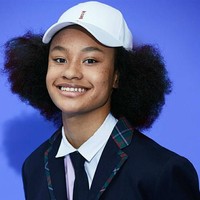 Kepada Allure, Yu-jin pernah mengaku bahwa ada masa-masa dia tidak percaya diri dengan kompleksi kulit dan rambutnya. Yu-jin merasa berbeda dari remaja Korea pada umumnya dan hal tersebut membuatnya rendah diri.  Foto: Instagram/@bae_0430