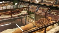 Pajangan di dalam museum bukanlah potongan tubuh manusia sebenarnya, namun ini adalah patung lilin yang dibuat mirip. Sangat menipu bukan? (scioddities/Instagram)