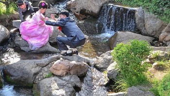 Tak jarang, pasangan Korut memilih tempat yang tak biasa untuk melakukan sesi foto pra-nikah. (Foto: Instagram/dprk360)