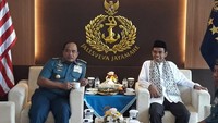 Awal Mei lalu, Ustaz Somad berkunjung ke Medan. Ia disambut Kepala Staff Angkatan Laut dengan minuman dan aneka jajan pasar. Wah, seru ya! Foto: Instagram ustadzabdulsomad