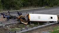Bus ini membawa 38 siswa dan tujuh orang dewasa, termasuk pengemudi. REUTERS/Mike Segar.