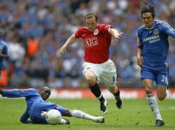 Wayne Rooney menjadi tumpuan lini depan di laga ini, seperti juga masa-masanya di MU pada kurun waktu 2004–2017. Ia kini membela klub masa kecilnya, Everton, sejak dilepas MU tahun lalu. (Foto: Adrian Dennis/AFP)