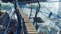 Sedangkan untuk menyeberang via jembatan Rp 100 ribu. Ada lagi sejumlah spot di mana traveler perlu membayar untuk foto di sana. Tak sedikit traveler yang beranggapan wisata di Pantai Timang pun cukup menguras kantong (ucajayusa/Instagram)