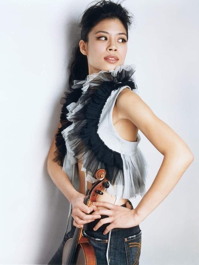 Nama Vanessa Mae mungkin cukup akrab di telinga penikmat musik klasik-pop di awal 2000-an. Boleh dibilang, pemusik kelahiran Singapura inilah yang memopulerkan perkawinan musik klasik lintas genre (classical crossover). Wajah orientalnya pun menjadi daya tarik tersendiri. (Foto: Instagram)