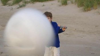 Rusak deh kameranya terkena terjangan bola. (Foto: goodfullness)