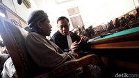 Pantauan di lokasi, Aman langsung menghampiri tim penasihat hukum setelah majelis hakim menutup sidang, Jumat (18/5/2018).